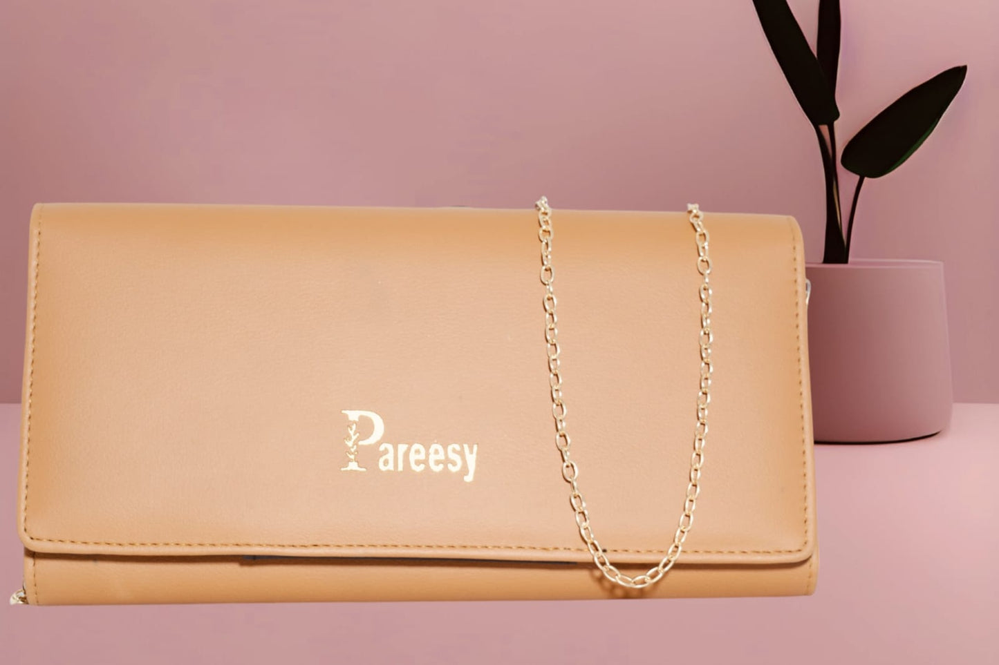 Chic Crossbody Clutch - Stylish and Versatile On-the-Go Bag