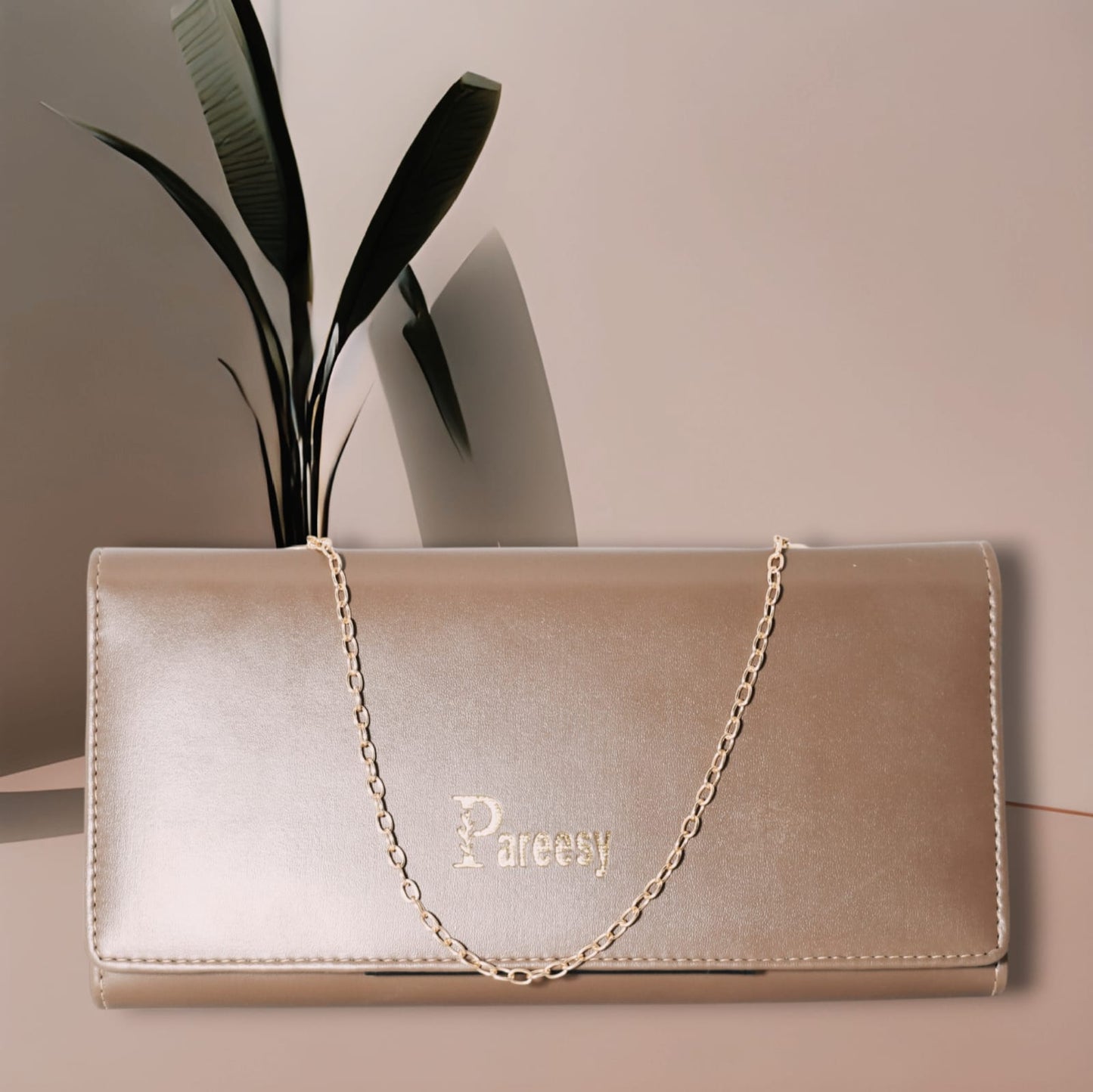 Chic Crossbody Clutch - Stylish and Versatile On-the-Go Bag